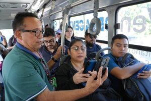 Brigadas recorren rutas del sistema Va y Ven para orientar a usuarias sobre la consulta ciudadana del programa “Ko´olel Salva, Muévete Segura´´ en transporte público.