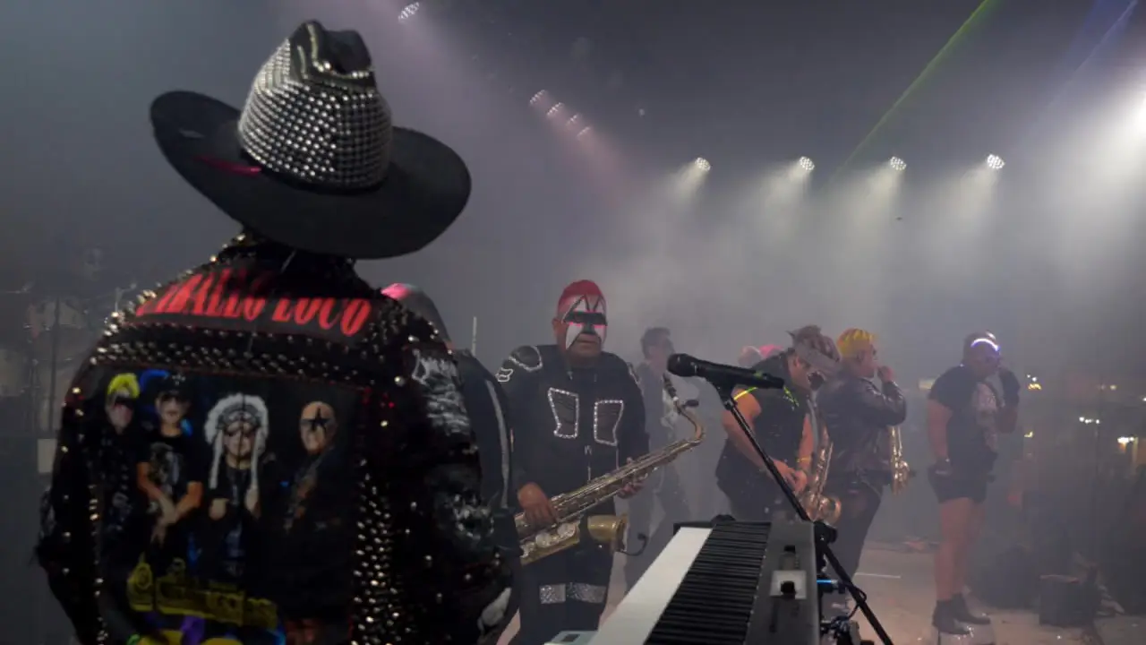 La euforia musical Los Súper Caracoles arrasan en Xmatkuil 2025