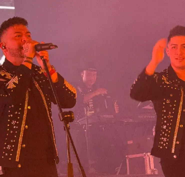 La magia de una noche inolvidable Éxito total de Junior Klan en el Teatro del Pueblo