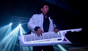 Nelson Kanzela encendió el escenario con su energía y ritmo en una de las noches más vibrantes de Xmatkuil 2025.