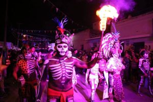 El Portal del Inframundo deslumbró a los asistentes con una proyección láser que simbolizó el paso de las almas, haciendo del evento una experiencia única donde el Paseo de las Ánimas unió miles de corazones.