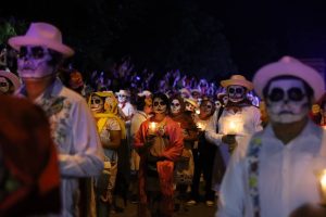Las mil ánimas recorrieron las calles de Mérida iluminadas por velas y altares, en una noche donde el Paseo de las Ánimas unió miles de corazones bajo el misticismo del Hanal Pixán.