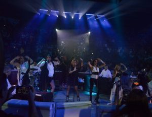 Flans llenó de energía ochentera la Noche de pop nostálgico en el Palenque, haciendo vibrar al público con sus éxitos inolvidables.