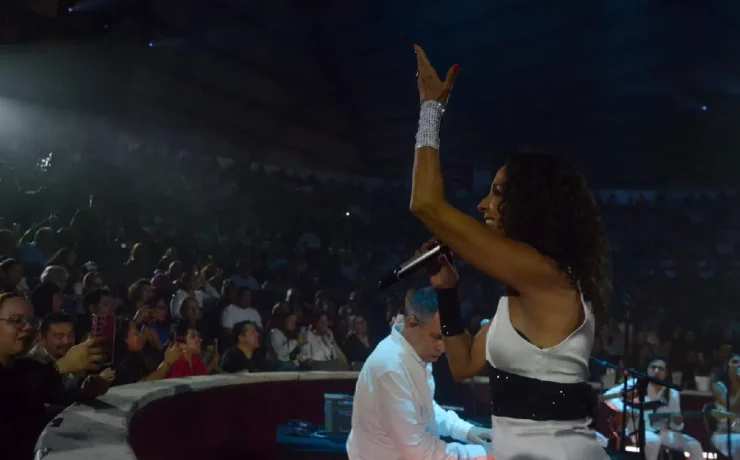 Pandora y Flans brillan en una noche de pop nostálgico en el Palenque