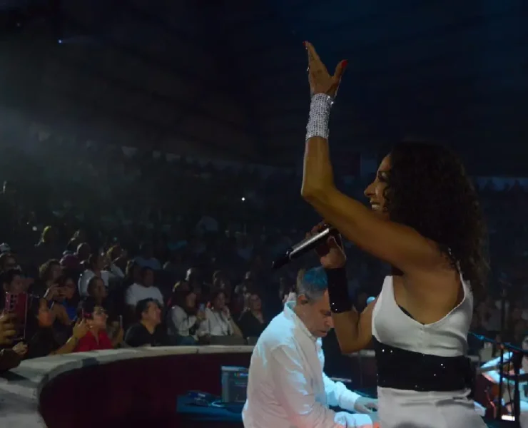 Pandora y Flans brillan en una noche de pop nostálgico en el Palenque