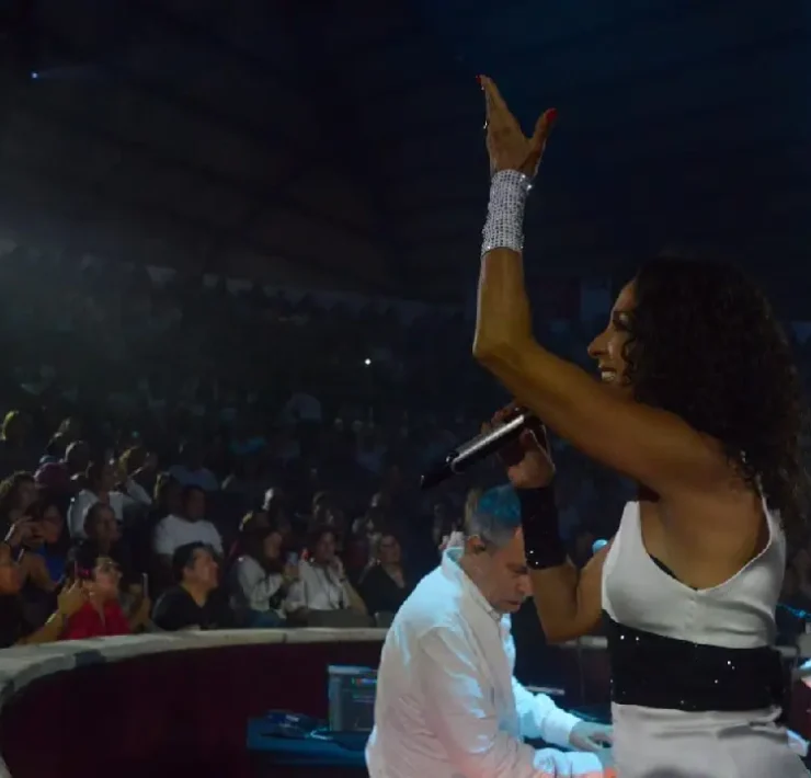 Pandora y Flans brillan en una noche de pop nostálgico en el Palenque