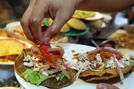 En la Feria del Panucho 2025, los jóvenes disfrutarán de música en vivo con DJ Alex S., shows cómicos y un raven, ofreciendo diversión nocturna para todos.