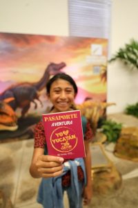 Niñas y niños reciben con emoción el Pasaporte Aventura durante Xmatkuil 2025, una iniciativa que impulsa su acercamiento a los paradores turísticos de Yucatán.