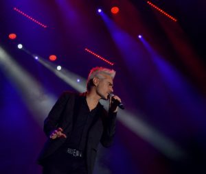 Los intérpretes rindieron homenaje a las leyendas del rock con una potencia inolvidable que mantuvo al público de pie durante toda la noche.