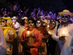 Asistentes disfrutando del Paseo de las Ánimas con tranquilidad, gracias a la Alianza estratégica por la seguridad de Yucatán.