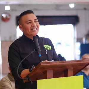 Sergio Vadillo y los miembros de Sociedad Valiente entregan pintura a la Unión de Mercados y Baratilleros de Yucatán durante su Primera acción de Sociedad Valiente, reforzando la unión y colaboración comunitaria en Mérida.