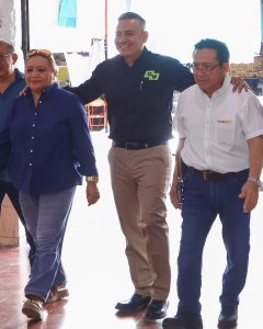 Locatarios de los mercados de Mérida colaboran en la pintura del salón social, demostrando el impacto de la Primera acción de Sociedad Valiente en la revitalización de los espacios comunitarios.