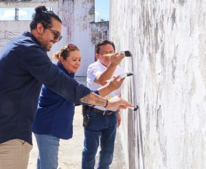 Marlene Uc Cocom, presidenta de la Unión de Baratilleros, agradece la donación de pintura durante la Primera acción de Sociedad Valiente, destacando la importancia de la participación ciudadana en los mercados de Mérida.