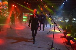 Super Lamas hizo vibrar la Feria Yucatán Xmatkuil 2025 con su inigualable estilo tropical, poniendo a bailar a todos los asistentes en el Teatro del Pueblo.