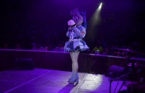 Burrita Burrona conquistó el Palenque con su carisma y ocurrencias, desatando ovaciones durante Una noche desbordante de energía en el Palenque.