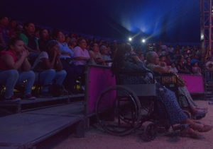 Niños y adultos compartiendo la emoción del Circo en la Feria de Xmatkuil.