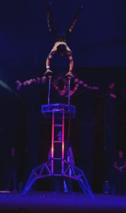 Acróbatas y malabaristas deslumbran al público en el Circo en la Feria de Xmatkuil, mostrando talento y destreza en cada presentación.