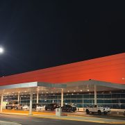 Aeropuerto de Mérida ilumina de naranja el cielo en apoyo a las mujeres en el Día Internacional de la Eliminación de la Violencia contra las Mujeres