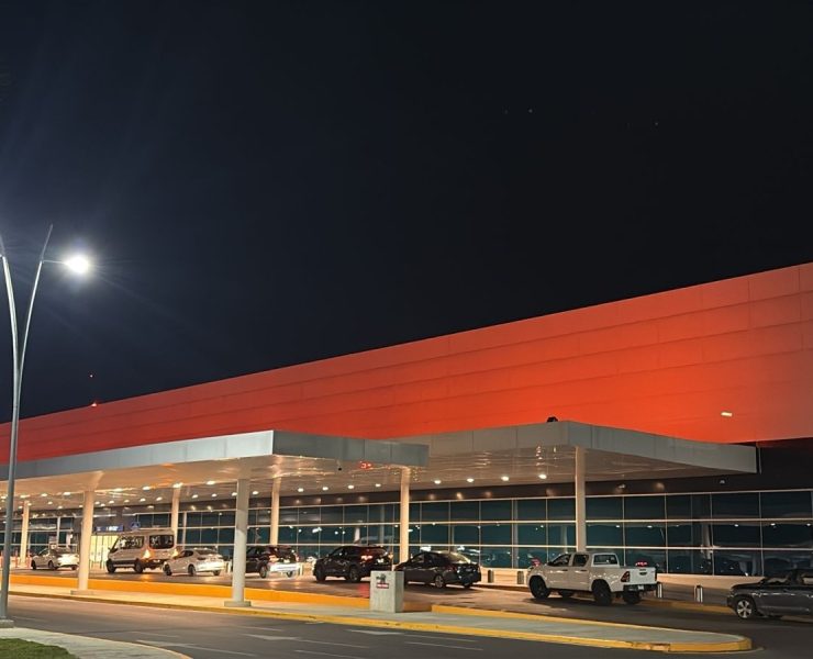 Aeropuerto de Mérida ilumina de naranja el cielo en apoyo a las mujeres en el Día Internacional de la Eliminación de la Violencia contra las Mujeres