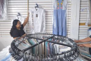 Expositores yucatecos muestran su talento en la Plaza del Vestido de Xmatkuil 2025, donde la industria del vestido impulsa la economía yucateca con creatividad e innovación.