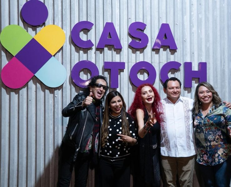 Música que abraza: Alex Lora llena de sonrisas Casa Otoch