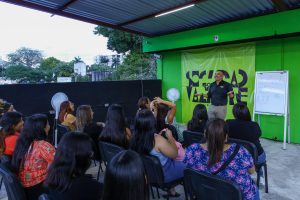 Al finalizar la jornada de formación, las participantes reciben sus diplomas como reconocimiento a su esfuerzo, reflejando el impacto positivo de la Capacitación a mujeres jóvenes y madres en el empoderamiento y desarrollo social en Mérida.