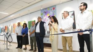 Vista de algunas de las obras que conforman la exposición colectiva “El Arte por la Educación”, instalada en las galerías del Aeropuerto Internacional de Mérida durante la Temporada decembrina en el Aeropuerto de Mérida.