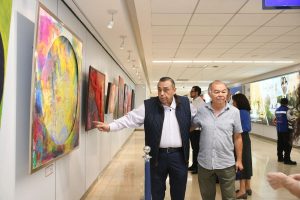 Viajeros y visitantes recorren la exposición “El Arte por la Educación”, disfrutando del ambiente cultural y navideño que se vive en la Temporada decembrina en el Aeropuerto de Mérida.