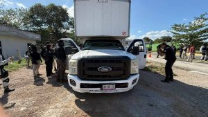 Autoridades inspeccionan el tráiler asegurado durante el operativo que dio un Duro golpe al narcotráfico en la carretera Campeche–Mérida.