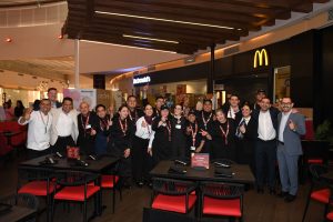 Autoridades y directivos durante el corte de listón mientras P.F. Chang’s celebra la apertura de su unidad número 29 en Galerías Mérida.