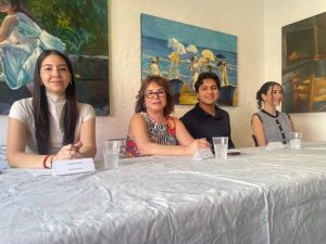 Artistas y asistentes durante la presentación de Timeless, la exposición inédita con artistas emergentes presentada en SoHo Galleries, que celebra el talento joven y la diversidad del arte contemporáneo.