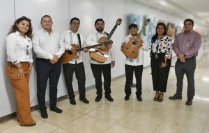 El Trío Despertar reinicia la tradicional bienvenida con trova, llenando de música yucateca la terminal aérea.