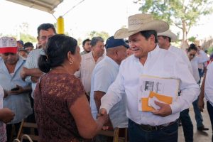 El Gobernador Joaquín Díaz Mena supervisa los avances de los nuevos caminos rurales que forman parte del programa con el que el Gobierno del Estado renueva la infraestructura rural en el sur de Yucatán.