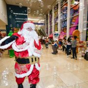 Increíble llegada de Santa Claus al aeropuerto de Mérida para encender el Árbol Navideño