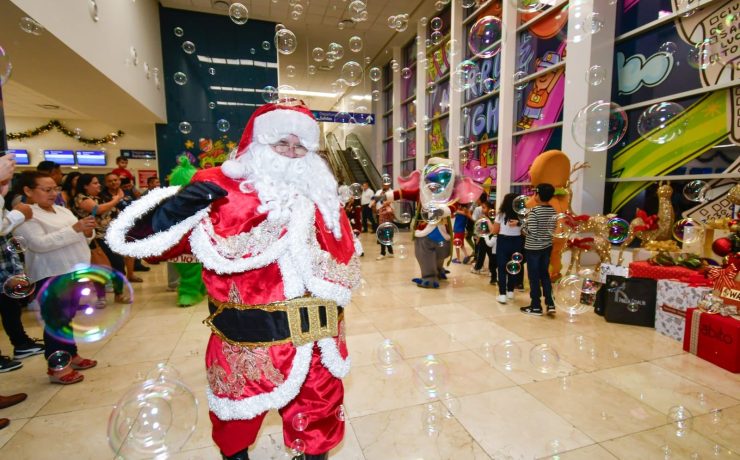 Increíble llegada de Santa Claus al aeropuerto de Mérida para encender el Árbol Navideño