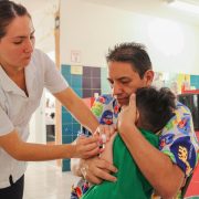 Isstey blinda la salud de la niñez y del personal con jornada de vacunación