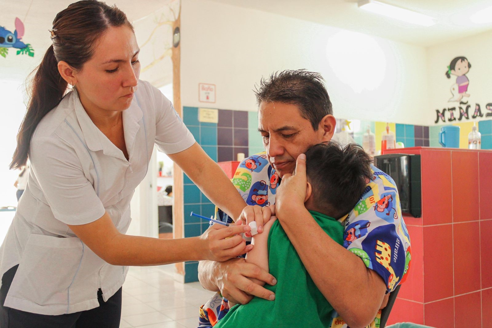 Isstey blinda la salud de la niñez y del personal con jornada de vacunación