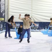 Por La Chispa Inauguración de “Magia sobre Hielo”, una de las atracciones más esperadas del programa navideño “Mérida Brilla”, instalada en el icónico Paseo de Montejo para el disfrute de miles de familias. Mérida Brilla con la llegada de “Magia sobre Hielo” El espíritu navideño sigue cubriendo Mérida y ahora llegó a Paseo de Montejo con la inauguración de la pista de patinaje “Magia sobre Hielo”, que encabezó la presidenta municipal Cecilia Patrón Laviada acompañada de cientos de familias. “Esta Navidad innovamos con actividades especiales para divertirnos en familia, como la pista de hielo que es un regalo con mucho cariño de su Ayuntamiento, totalmente gratuita para todas y todos”, destacó. La atracción estará disponible del 7 de diciembre al 7 de enero para disfrute de familias, visitantes de escuelas y asociaciones civiles Un espacio accesible para todas las familias Esta atracción se instaló en un punto accesible de la ciudad para promover la convivencia y la justicia social. Así que Paseo de Montejo será el espacio emblemático ideal para recibir esta magia y que todas las familias puedan disfrutar, recorrer la avenida, apoyar al comercio local, comprar una marquesita o visitar el gran árbol navideño en El Remate. Características de la pista de hielo Dimensiones y ubicación La pista, ubicada a la altura de la glorieta de Justo Sierra, mide 25 por 10 metros y cuenta con un impresionante tobogán de 4 metros de alto y 20 metros de largo, convirtiéndose en uno de los puntos más atractivos del programa navideño municipal. Fechas de apertura Permanecerá abierta del 7 de diciembre de 2025 al 7 de enero de 2026, en horarios diseñados para que niñas, niños, jóvenes y adultos disfruten de esta actividad de manera segura. Espectáculos y actividades complementarias Como parte de la apertura, las y los asistentes también disfrutaron del espectáculo de Morita, así como el Mercadito Navideño que permanecerá activo como complemento de esta experiencia para fortalecer la convivencia familiar y apoyar a emprendedores locales. Acceso gratuito y cupo por día La pista ofrecerá acceso gratuito al público general con cupo limitado de 500 personas por día y hasta 900 en fin de semana. Los boletos se entregarán directamente en la entrada desde el inicio de actividades y hasta agotar el cupo. Horarios de funcionamiento Días regulares El director de Desarrollo Social y Combate a la Pobreza, Arturo León Itzá, informó que la atracción estará disponible: Lunes a viernes: 4:00 p.m. a 9:00 p.m. Fines de semana: 11:00 a.m. a 3:00 p.m. 4:00 p.m. a 9:00 p.m. “Vamos a disfrutar con precaución, respeto y alegría. Lo importante es que cada familia viva esta temporada de unión y magia con espacios seguros y pensados para todas y todos”, señaló León Itzá. Horarios especiales de temporada Agregó que para los días especiales de temporada: 24 y 31 de diciembre: 9:00 a.m. a 12:00 p.m. 25 de diciembre y 1 de enero: permanecerá cerrada. Reglas y recomendaciones de acceso Edad permitida Niños y niñas podrán ingresar a partir de los 8 años, y los menores de 10 deberán estar acompañados por un adulto. Equipo y requisitos Los patines se proporcionan en el lugar de manera gratuita, pero se solicita a los asistentes traer calcetines, pues su uso será obligatorio para que puedan acceder a la pista de patinaje. Horarios para escuelas y asociaciones Además, se habilitarán horarios especiales para escuelas y asociaciones civiles, quienes podrán solicitar acceso por grupos de 45 personas en recorridos de 30 minutos, a través de la ventanilla de Desarrollo Social y Combate a la Pobreza. Esta medida busca acercar la experiencia a niñas, niños y jóvenes de todas las zonas del municipio. Parte del Festival Navideño “Mérida Brilla” La pista “Magia sobre Hielo” forma parte del Festival Navideño “Mérida Brilla”, que este año ofrece más de una decena de actividades gratuitas como video mappings, caravanas navideñas, rutas ciclistas nocturnas, bazares, y el nuevo espectáculo inmersivo “Senderos de Magia y Luz”. Con estas acciones, el Ayuntamiento reafirma su compromiso de llevar alegría, cultura y oportunidades de encuentro a cada rincón de la capital yucateca. Autoridades presentes en la inauguración Acompañaron a la alcaldesa la diputada federal Isabel Rodríguez Heredia, los coordinadores generales Flora Zapata Mendiola, de Justicia Social y Desarrollo Humano, y Carlos Viñas Heredia, de Desarrollo Ordenado y Gestión de la Ciudad, y el director Luis Jorge Montalvo Duarte, de Servicios Públicos. Dónde consultar más información Para consultar más información y detalle de esta y otras atracciones pueden consultar las redes sociales oficiales del Ayuntamiento de Mérida o ingresar a la página web merida.gob.mx/meridabrilla.