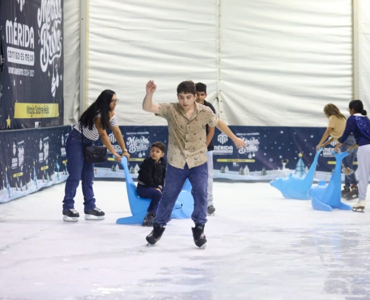 Por La Chispa Inauguración de “Magia sobre Hielo”, una de las atracciones más esperadas del programa navideño “Mérida Brilla”, instalada en el icónico Paseo de Montejo para el disfrute de miles de familias. Mérida Brilla con la llegada de “Magia sobre Hielo” El espíritu navideño sigue cubriendo Mérida y ahora llegó a Paseo de Montejo con la inauguración de la pista de patinaje “Magia sobre Hielo”, que encabezó la presidenta municipal Cecilia Patrón Laviada acompañada de cientos de familias. “Esta Navidad innovamos con actividades especiales para divertirnos en familia, como la pista de hielo que es un regalo con mucho cariño de su Ayuntamiento, totalmente gratuita para todas y todos”, destacó. La atracción estará disponible del 7 de diciembre al 7 de enero para disfrute de familias, visitantes de escuelas y asociaciones civiles Un espacio accesible para todas las familias Esta atracción se instaló en un punto accesible de la ciudad para promover la convivencia y la justicia social. Así que Paseo de Montejo será el espacio emblemático ideal para recibir esta magia y que todas las familias puedan disfrutar, recorrer la avenida, apoyar al comercio local, comprar una marquesita o visitar el gran árbol navideño en El Remate. Características de la pista de hielo Dimensiones y ubicación La pista, ubicada a la altura de la glorieta de Justo Sierra, mide 25 por 10 metros y cuenta con un impresionante tobogán de 4 metros de alto y 20 metros de largo, convirtiéndose en uno de los puntos más atractivos del programa navideño municipal. Fechas de apertura Permanecerá abierta del 7 de diciembre de 2025 al 7 de enero de 2026, en horarios diseñados para que niñas, niños, jóvenes y adultos disfruten de esta actividad de manera segura. Espectáculos y actividades complementarias Como parte de la apertura, las y los asistentes también disfrutaron del espectáculo de Morita, así como el Mercadito Navideño que permanecerá activo como complemento de esta experiencia para fortalecer la convivencia familiar y apoyar a emprendedores locales. Acceso gratuito y cupo por día La pista ofrecerá acceso gratuito al público general con cupo limitado de 500 personas por día y hasta 900 en fin de semana. Los boletos se entregarán directamente en la entrada desde el inicio de actividades y hasta agotar el cupo. Horarios de funcionamiento Días regulares El director de Desarrollo Social y Combate a la Pobreza, Arturo León Itzá, informó que la atracción estará disponible: Lunes a viernes: 4:00 p.m. a 9:00 p.m. Fines de semana: 11:00 a.m. a 3:00 p.m. 4:00 p.m. a 9:00 p.m. “Vamos a disfrutar con precaución, respeto y alegría. Lo importante es que cada familia viva esta temporada de unión y magia con espacios seguros y pensados para todas y todos”, señaló León Itzá. Horarios especiales de temporada Agregó que para los días especiales de temporada: 24 y 31 de diciembre: 9:00 a.m. a 12:00 p.m. 25 de diciembre y 1 de enero: permanecerá cerrada. Reglas y recomendaciones de acceso Edad permitida Niños y niñas podrán ingresar a partir de los 8 años, y los menores de 10 deberán estar acompañados por un adulto. Equipo y requisitos Los patines se proporcionan en el lugar de manera gratuita, pero se solicita a los asistentes traer calcetines, pues su uso será obligatorio para que puedan acceder a la pista de patinaje. Horarios para escuelas y asociaciones Además, se habilitarán horarios especiales para escuelas y asociaciones civiles, quienes podrán solicitar acceso por grupos de 45 personas en recorridos de 30 minutos, a través de la ventanilla de Desarrollo Social y Combate a la Pobreza. Esta medida busca acercar la experiencia a niñas, niños y jóvenes de todas las zonas del municipio. Parte del Festival Navideño “Mérida Brilla” La pista “Magia sobre Hielo” forma parte del Festival Navideño “Mérida Brilla”, que este año ofrece más de una decena de actividades gratuitas como video mappings, caravanas navideñas, rutas ciclistas nocturnas, bazares, y el nuevo espectáculo inmersivo “Senderos de Magia y Luz”. Con estas acciones, el Ayuntamiento reafirma su compromiso de llevar alegría, cultura y oportunidades de encuentro a cada rincón de la capital yucateca. Autoridades presentes en la inauguración Acompañaron a la alcaldesa la diputada federal Isabel Rodríguez Heredia, los coordinadores generales Flora Zapata Mendiola, de Justicia Social y Desarrollo Humano, y Carlos Viñas Heredia, de Desarrollo Ordenado y Gestión de la Ciudad, y el director Luis Jorge Montalvo Duarte, de Servicios Públicos. Dónde consultar más información Para consultar más información y detalle de esta y otras atracciones pueden consultar las redes sociales oficiales del Ayuntamiento de Mérida o ingresar a la página web merida.gob.mx/meridabrilla.
