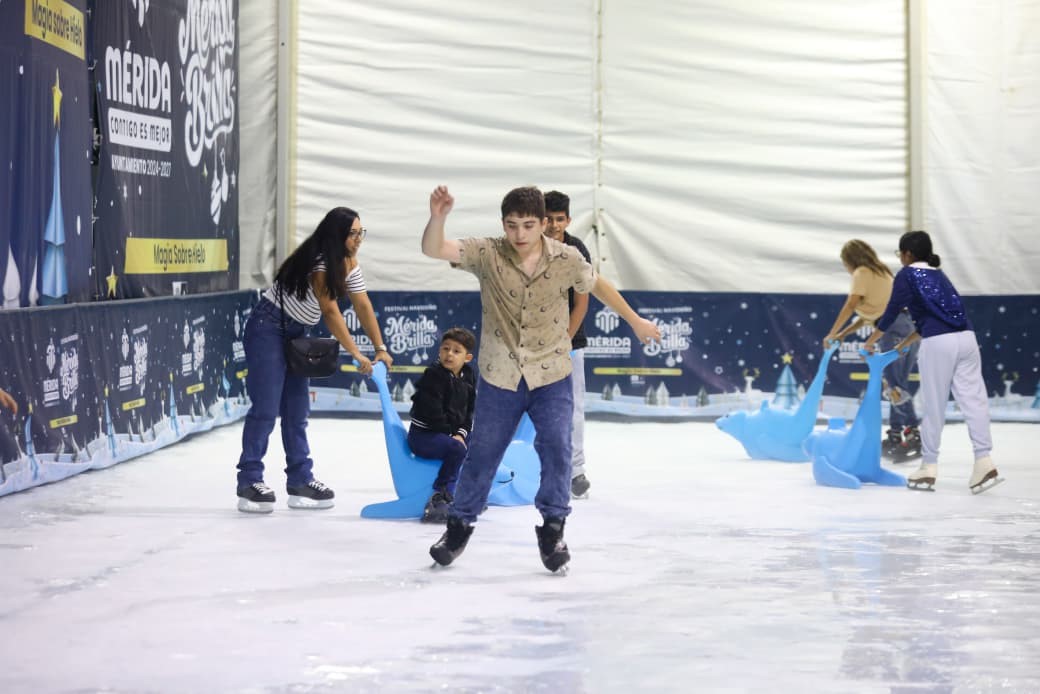 Por La Chispa Inauguración de “Magia sobre Hielo”, una de las atracciones más esperadas del programa navideño “Mérida Brilla”, instalada en el icónico Paseo de Montejo para el disfrute de miles de familias. Mérida Brilla con la llegada de “Magia sobre Hielo” El espíritu navideño sigue cubriendo Mérida y ahora llegó a Paseo de Montejo con la inauguración de la pista de patinaje “Magia sobre Hielo”, que encabezó la presidenta municipal Cecilia Patrón Laviada acompañada de cientos de familias. “Esta Navidad innovamos con actividades especiales para divertirnos en familia, como la pista de hielo que es un regalo con mucho cariño de su Ayuntamiento, totalmente gratuita para todas y todos”, destacó. La atracción estará disponible del 7 de diciembre al 7 de enero para disfrute de familias, visitantes de escuelas y asociaciones civiles Un espacio accesible para todas las familias Esta atracción se instaló en un punto accesible de la ciudad para promover la convivencia y la justicia social. Así que Paseo de Montejo será el espacio emblemático ideal para recibir esta magia y que todas las familias puedan disfrutar, recorrer la avenida, apoyar al comercio local, comprar una marquesita o visitar el gran árbol navideño en El Remate. Características de la pista de hielo Dimensiones y ubicación La pista, ubicada a la altura de la glorieta de Justo Sierra, mide 25 por 10 metros y cuenta con un impresionante tobogán de 4 metros de alto y 20 metros de largo, convirtiéndose en uno de los puntos más atractivos del programa navideño municipal. Fechas de apertura Permanecerá abierta del 7 de diciembre de 2025 al 7 de enero de 2026, en horarios diseñados para que niñas, niños, jóvenes y adultos disfruten de esta actividad de manera segura. Espectáculos y actividades complementarias Como parte de la apertura, las y los asistentes también disfrutaron del espectáculo de Morita, así como el Mercadito Navideño que permanecerá activo como complemento de esta experiencia para fortalecer la convivencia familiar y apoyar a emprendedores locales. Acceso gratuito y cupo por día La pista ofrecerá acceso gratuito al público general con cupo limitado de 500 personas por día y hasta 900 en fin de semana. Los boletos se entregarán directamente en la entrada desde el inicio de actividades y hasta agotar el cupo. Horarios de funcionamiento Días regulares El director de Desarrollo Social y Combate a la Pobreza, Arturo León Itzá, informó que la atracción estará disponible: Lunes a viernes: 4:00 p.m. a 9:00 p.m. Fines de semana: 11:00 a.m. a 3:00 p.m. 4:00 p.m. a 9:00 p.m. “Vamos a disfrutar con precaución, respeto y alegría. Lo importante es que cada familia viva esta temporada de unión y magia con espacios seguros y pensados para todas y todos”, señaló León Itzá. Horarios especiales de temporada Agregó que para los días especiales de temporada: 24 y 31 de diciembre: 9:00 a.m. a 12:00 p.m. 25 de diciembre y 1 de enero: permanecerá cerrada. Reglas y recomendaciones de acceso Edad permitida Niños y niñas podrán ingresar a partir de los 8 años, y los menores de 10 deberán estar acompañados por un adulto. Equipo y requisitos Los patines se proporcionan en el lugar de manera gratuita, pero se solicita a los asistentes traer calcetines, pues su uso será obligatorio para que puedan acceder a la pista de patinaje. Horarios para escuelas y asociaciones Además, se habilitarán horarios especiales para escuelas y asociaciones civiles, quienes podrán solicitar acceso por grupos de 45 personas en recorridos de 30 minutos, a través de la ventanilla de Desarrollo Social y Combate a la Pobreza. Esta medida busca acercar la experiencia a niñas, niños y jóvenes de todas las zonas del municipio. Parte del Festival Navideño “Mérida Brilla” La pista “Magia sobre Hielo” forma parte del Festival Navideño “Mérida Brilla”, que este año ofrece más de una decena de actividades gratuitas como video mappings, caravanas navideñas, rutas ciclistas nocturnas, bazares, y el nuevo espectáculo inmersivo “Senderos de Magia y Luz”. Con estas acciones, el Ayuntamiento reafirma su compromiso de llevar alegría, cultura y oportunidades de encuentro a cada rincón de la capital yucateca. Autoridades presentes en la inauguración Acompañaron a la alcaldesa la diputada federal Isabel Rodríguez Heredia, los coordinadores generales Flora Zapata Mendiola, de Justicia Social y Desarrollo Humano, y Carlos Viñas Heredia, de Desarrollo Ordenado y Gestión de la Ciudad, y el director Luis Jorge Montalvo Duarte, de Servicios Públicos. Dónde consultar más información Para consultar más información y detalle de esta y otras atracciones pueden consultar las redes sociales oficiales del Ayuntamiento de Mérida o ingresar a la página web merida.gob.mx/meridabrilla.