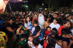 La Navidad llegó en el oriente de Mérida con la convivencia de familias en el Parque Mira Flores, donde la diputada federal Jessica Saidén Quiroz compartió regalos y momentos de alegría junto a niñas y niños de la zona.