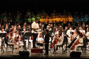 Niñas, niños y jóvenes uniendo su talento en un ensamble que hizo vibrar al público y engalanó el Teatro Armando Manzanero con música y tradición.