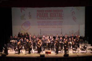 La Gran Orquesta Infantil y Juvenil Paaxil Kuxtal durante el emotivo momento en que engalanaron el Teatro Armando Manzanero con su histórico concierto.