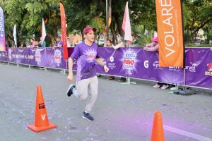 Rommel Pacheco encabezó la salida del Medio Maratón del Pavo “Ponte Pila” en el Parque de las Américas, acompañado por autoridades deportivas y cientos de corredores que llenaron de energía Yucatán.