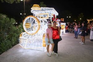 Niñas y niños acompañaron el encendido navideño que llenó de luz, música y encanto la Plaza Grande de Mérida.