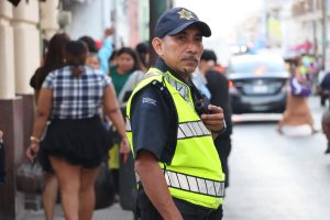 Operativo decembrino de la Policía de Mérida refuerza la vigilancia con recorridos a pie y en unidades durante la Nochebuena, garantizando tranquilidad y orden en las zonas de mayor afluencia del centro de la ciudad.