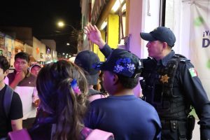 Elementos de vialidad participan en el Operativo decembrino de la Policía de Mérida, agilizando el tránsito y protegiendo a peatones y automovilistas en puntos de mayor aforo vehicular durante las celebraciones decembrinas.