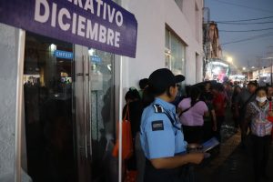 Paramédicos y peritos de tránsito forman parte del Operativo decembrino de la Policía de Mérida, brindando atención oportuna a ciudadanos y resolviendo incidentes viales para mantener un saldo blanco en Navidad.