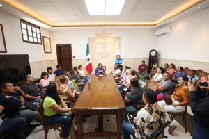 La alcaldesa Cecilia Patrón dialoga con los comerciantes en el Miércoles Ciudadano, reafirmando que no habrá ajuste al derecho que pagan los tianguistas.