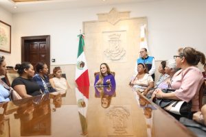 Tianguistas de Mérida durante el encuentro en Palacio Municipal donde se confirmó que no habrá ajuste al derecho que pagan los tianguistas.